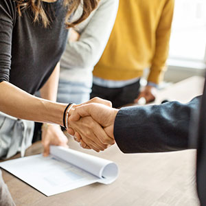 Zwei Personen reichen sich die Hand &ndash; Symbol f&uuml;r erfolgreiche Weiterbildung und Berufsabschluss durch Teilqualifikationen.