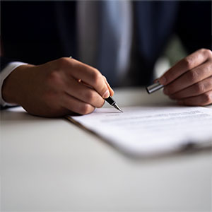 Person pr&auml;sentiert vor Gruppe, symbolisch f&uuml;r Information &uuml;ber F&ouml;rdermittel