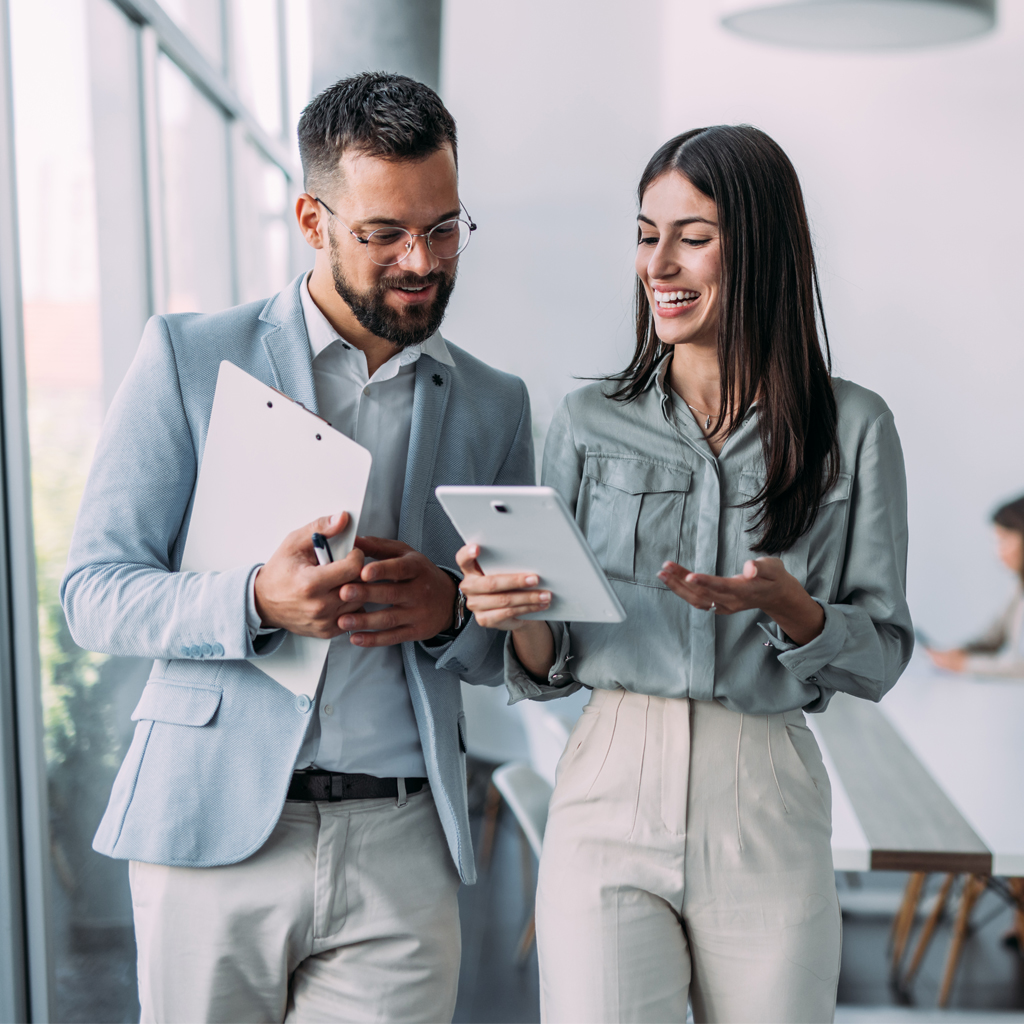 Gruppe F&uuml;hrungskr&auml;fte im Seminarraum &ndash; symbolisch f&uuml;r F&uuml;hrungskr&auml;fte-Coaching und Leadership-Entwicklung