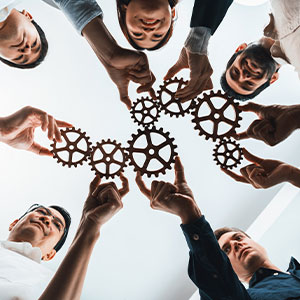 Teilnehmer schauen einer Pr&auml;sentation zu, symbolisch f&uuml;r Mitarbeiterbindung und Zukunftsinvestitionen