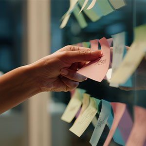 Eine Lehrperson spricht zu einer Gruppe &ndash; symbolisch f&uuml;r berufliche Neuorientierung