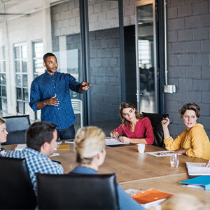 Gruppe diskutiert in Seminar, symbolisch f&uuml;r &Uuml;berblick &uuml;ber das Qualifizierungschancengesetz