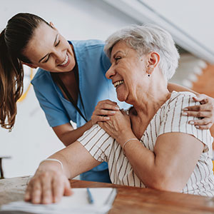 Seminargruppe diskutiert, symbolisch f&uuml;r Schritt-f&uuml;r-Schritt-Teilqualifikationen