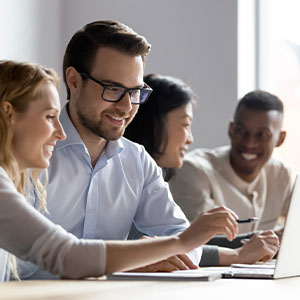 Teilnehmer im Seminarraum h&ouml;ren zu &ndash; symbolisch f&uuml;r Wiedereinstieg in den Beruf