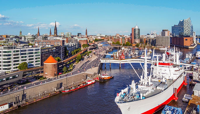 Der Hamburger Hafen mit Blick auf die Elbphilharmonie steht stellvertretend f&uuml;r Hamburg als Standort f&uuml;r Weiterbildung, Qualifizierung und berufliche Entwicklung.