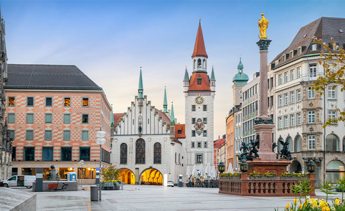 Der M&uuml;nchner Marienplatz mit dem Alten Rathaus steht stellvertretend f&uuml;r M&uuml;nchen als Standort f&uuml;r Weiterbildung, Qualifizierung und berufliche Entwicklung.